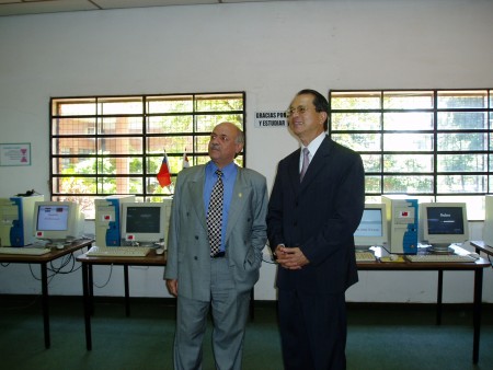 本校捐贈電腦與巴拉圭共和國各級學校，捐贈儀式由駐巴拉圭大使館胡正堯大使（右）主持並代表致贈