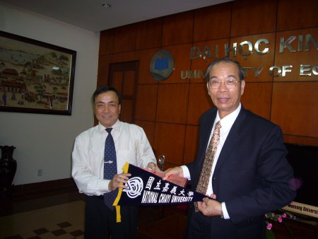 李明仁校長（左）至越南學術交流訪問
