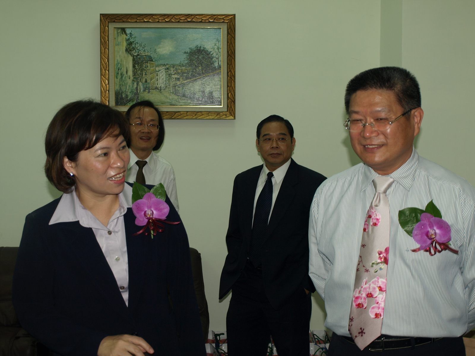 黃敏惠市長（左）及嘉大校友總會羅清元榮譽理事長（右）蒞臨參加校慶典禮