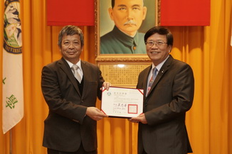 Chen Der-Hwa, Political Deputy Minister of MOE to present President Chiou Yi-Yuan(right) a reappointment letter