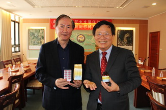 NCYU President Chiou(right) and Zhang Yong-Lin, chairman of Hong Zhuang. display research and development products