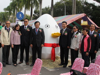 NCYU President Chiou Yi-Yuan together with the VIP opening giant egg