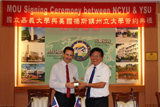 NCYU President Chiou Yi-Yuan(right) and Martin Abraham President contracting