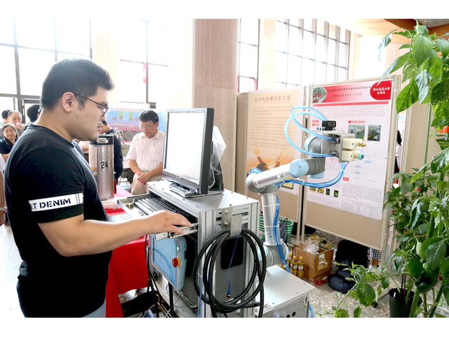 Fu Guan-Han, a graduate student of the Department of Biomechatronic Engineering, demonstrated how to precisely spray pesticides with the Sweet Pepper Plant Protection Robot.