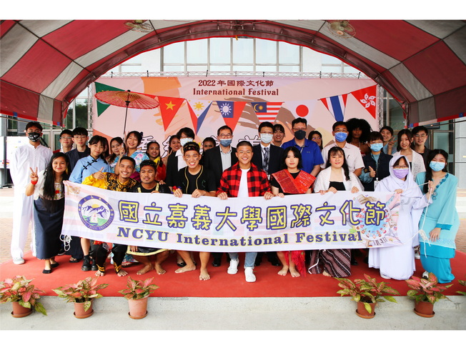 2022嘉大國際文化節「僑緣之美 相遇在嘉」在蘭潭校區熱鬧登場。