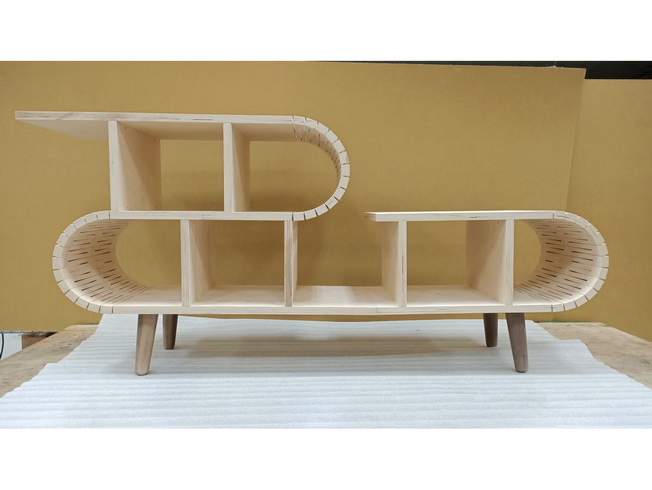「ONE」家具利用切口彎曲方式達到一體成形的效果，可依照不同模組零件創造出不同的型態變化，兼具環保與實用性。（照片由木設系提供）