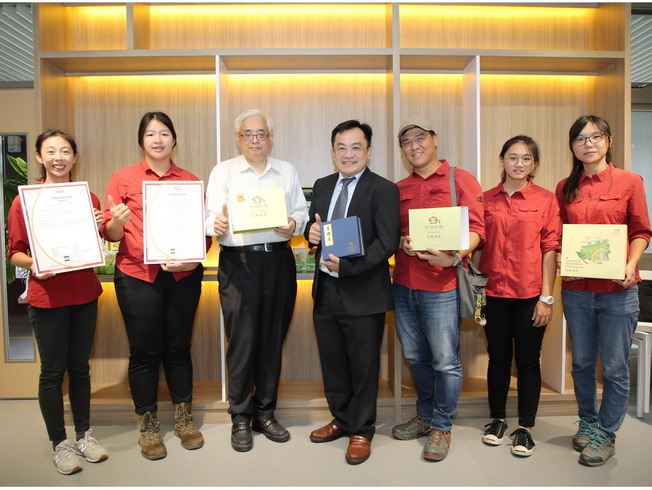 A group photo of the Lenong team and the teacher team, which consists of Jiang Yi-Lu (third from right) from the Department of Horticultural Science, NCYU, Wu Chin-Tung (middle) and Yuan Ming-Jian (third from left) from National Yunlin University of Science and Technology (NYUST)