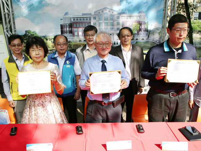 NCYU President Chyung Ay (middle), Yang Hung Ying (left), Director of the Tainan District Agricultural Improvement Station, and Liang Chao-Kai (right), General Manager of Hong Yuan Rice Factory, signed the authorization agreement on “NCYU Tainan Glutinous Rice No. 3 Breeding Technology.”