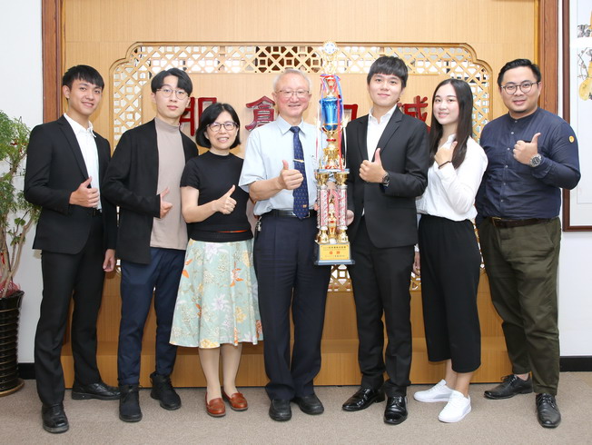 A group photo of NCYU President Chyung Ay (middle), Department of Foreign Languages Prof. Fang-Chi Chang (third from left), Plus One Innovation founder Huang Zhen-Wei (first from right) and award-winning students including Zhang Kai-Yu (third from right), Mao Yuan-Ting (second from right), Liu Yu-Kai (second from left) and Lin Wei-Hong (first from left) 