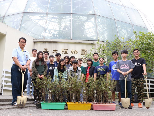森林學系林瑞進老師(左1)帶領學生種植100株烏來杜鵑於嘉大植物園，點擊左鍵可預覽大圖(另開新視窗)