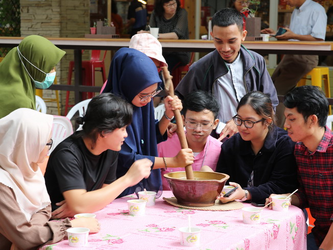 NCYU foreign students tasted the Taiwan Hakka Lei Cha.