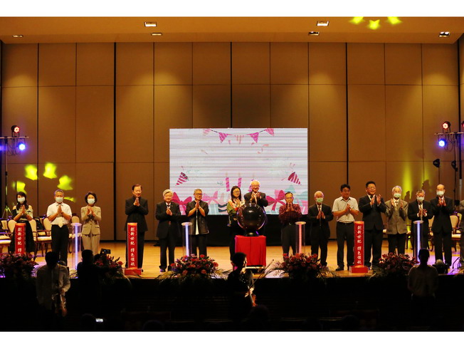 NCYU President Chyung Ay and the guests of honor wished happy birthday to the 101-year-old NCYU.