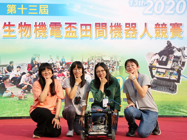  The first-prize-winning student team, “Stand Out,” (from left to right: Zeng Yu-Ru, Huang Pin-Zhen, Liao Yuan-Xuan and Zhang Jia-Rong) from the Department of Biomechatronic Engineering, NCYU