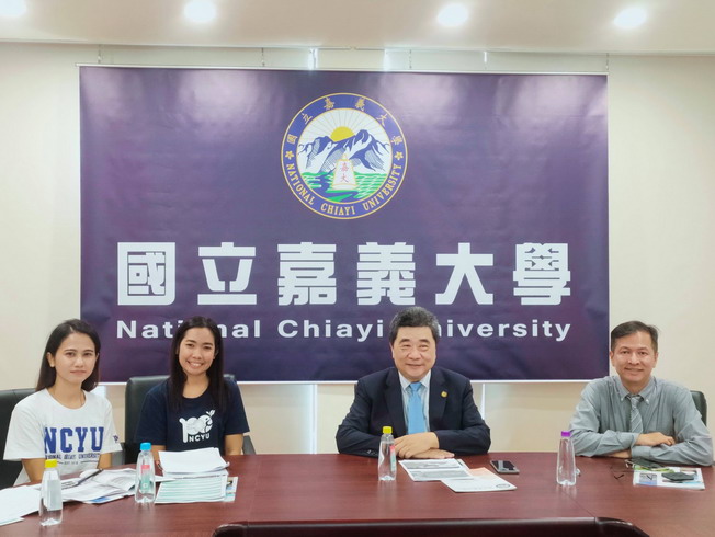 Taiwan Higher Education Fair in Thailand (from left to right, PhD students, and Hung Yen-Chu and Lin Sung-Hsing, Dean and Section Chief of the Office of International Affairs)