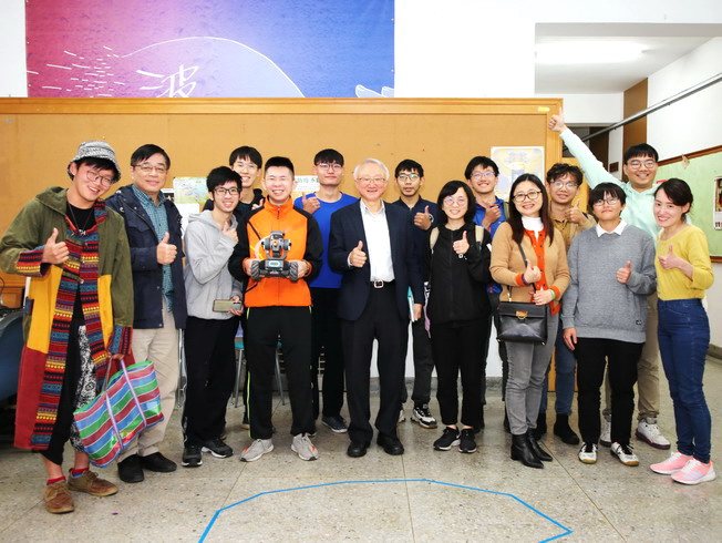 A group photo of NCYU President Chyung Ay, Dean of Academic Affairs Gu Guo-Long, Dean of Student Affairs Lin Yun-Wei, and members of the Student Think Tank