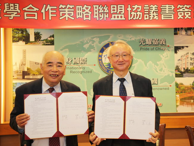  A group photo of Nam Liong Group CEO Shao Ten-Po (left) and NCYU President Chyung Ay (right) after the signing ceremony