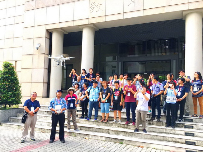  An aerial photography camp of historical sites took place in front of the Minghsiung campus Education Center. It was organized by the NCYU Department of E-learning Design and Management to enhance teachers and students’ knowledge of cultural assets and multimedia skills. 