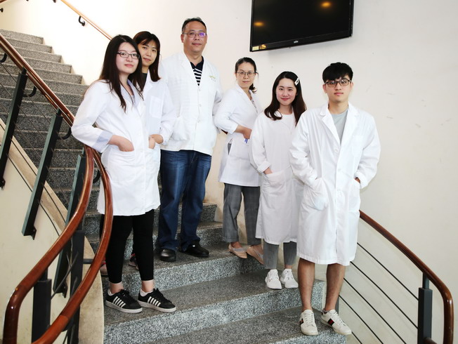 A group photo of the teacher-student research team led by Associate Prof. Geng-Ruei Chang (third from left) from the Department of Veterinary Medicine, NCYU