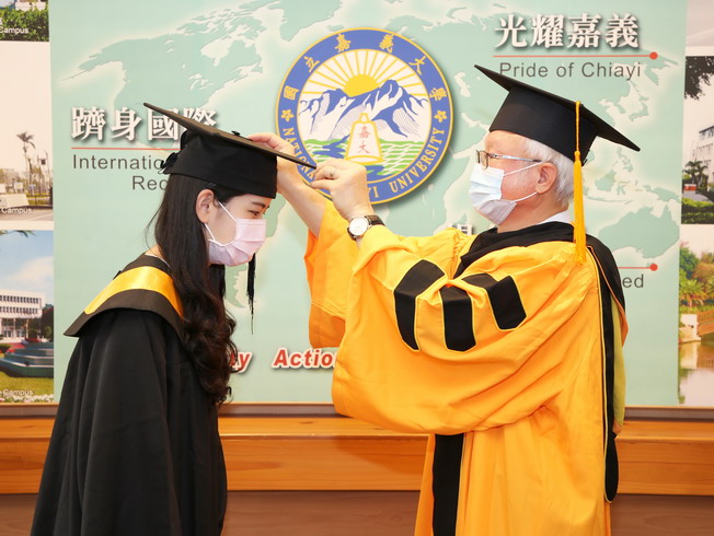 President Chyung Ay moved the tassel of Gu Jia-Wei (left), who represented the recent graduates, to the left. 