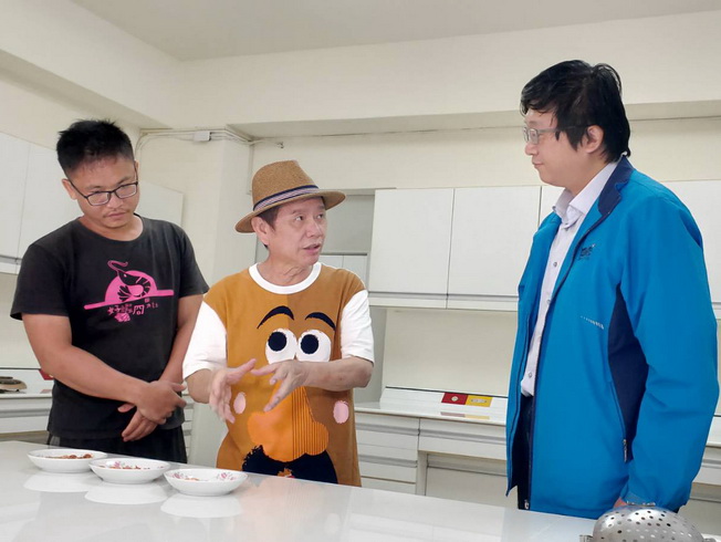  Huang Xi-Tian (in the middle), host of “Career Master,” interviewed Assistant Prof. Lu Ying-Chen (right) and Li Fu-Zheng (left), owner of Good Shrimp Company. 
