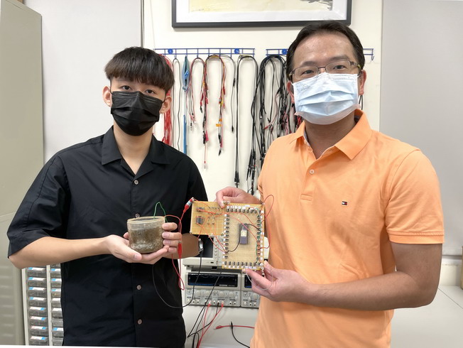 The Soil Yeast Detector is a culmination of efforts from Prof. Chiang Cheng-Ta (right) and his advisee Xu Chong-Yu from the NCYU Department of Electrical Engineering. 