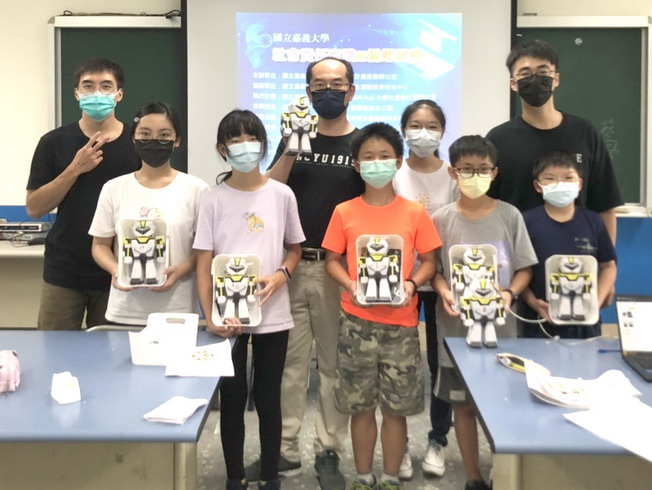 松山國小學童與嘉大STEAM-USR團隊合影。（照片由老師提供)，點擊左鍵可預覽大圖(另開新視窗)