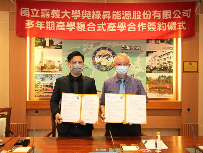  A group photo of NCYU President Chyung Ay (right) and Yeh Meng-Heng (left), Chairman of Lusheng Energy Co., Ltd., after the signing ceremony