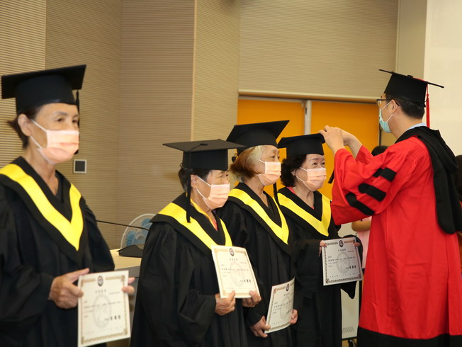 NCYU Deputy Dean of Academic Affairs Wu Rui-De (first from right) moved the tassel for each elder graduate. 