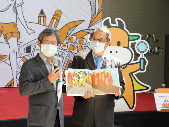 Wen-Shi Tsai (left), Chairman of the Department of Plant Medicine, NCYU, introduced the science picture book “Chia Bao’s Field Adventure – Quinoa.”