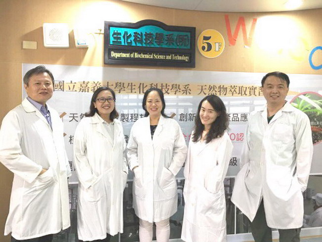 From left: Prof. Chen Ruey-Shyang, Prof. Chang Hsin-I , Prof. Liao Hui-Fen, Prof. Lin Yun-Wei, and Prof. Chen Cheng-Nan, members of the “Plant Compound Extraction Technology Team” from the Department of Biochemical Science and Technology, NCYU 