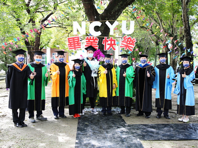 The NCYU’s graduation ceremony for the graduating classes of 2022 took place today (May 28th) on the Lantan campus. President Han Chien Lin (5th from right) had a group photo with representatives of supervisors and graduates of the university. 