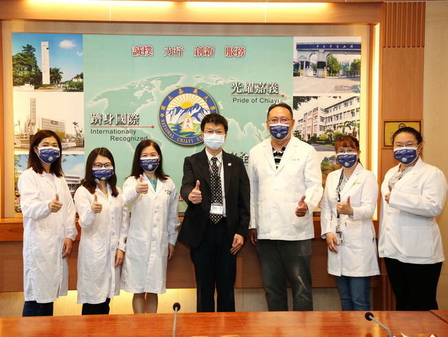  A group photo of NCYU President Han Chien Lin (in the middle) with Pro. Yi-Wen Liu of the Department of Microbiology, Immunology and Biopharmaceuticals (third from left), Associate Prof. Geng-Ruei Chang of the Department of Veterinary Medicine (second from right) and their research teams.