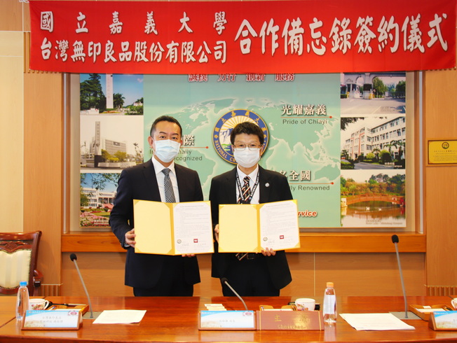 A group photo taken after NCYU President Han Chien Lin (right) signed the contract with MUJI Taiwan General Manager Akihiro Yoshida