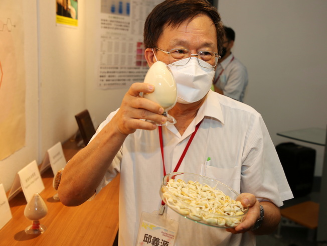 NCYU Former President Chiou Yi-Yuan announced the definition of “resverachidins” in bio-elicited peanut sprout powder, as part of his findings, after more than four decades of study. 