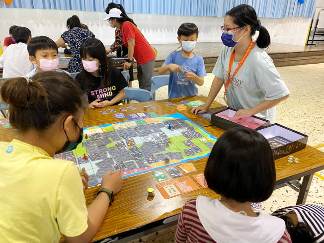 學生團隊利用桌遊「掘跡者 The Digger」遊戲教導學童礦物知識。（照片由獲奬者提供)