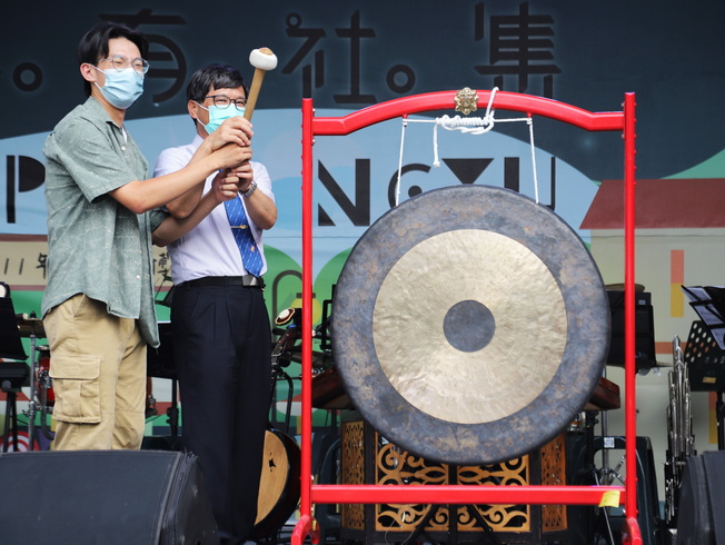 張俊賢副校長(右)與學生會蔡璟鴻會長(左)一同為「嘉。有。社。集  EXPO IN NCYU」敲鑼開張。