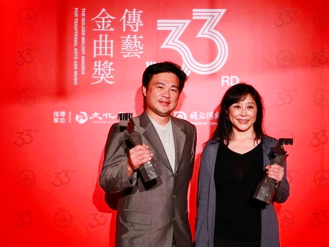  NCYU Prof. Yuh-Fen Tseng (right) curated and created the musical “Sing, Pray, Pasibutbut – A Bunun Musical,” which won the “Best Audiovisual Album” in the 33rd Golden Melody Awards for Traditional Arts and Music. 