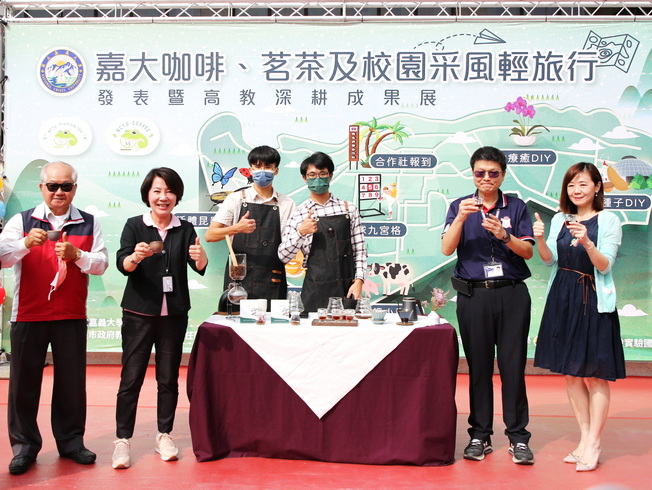嘉大與園藝學系畢業校友蘇彥璋青農合作推出「嘉大咖啡」。，點擊左鍵可預覽大圖(另開新視窗)