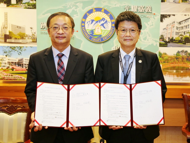 嘉大林翰謙校長與吳鳳科大蔡宏榮校長(左)簽署國際專修部產學合作MOU。