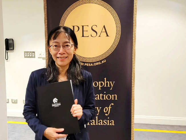 嘉大教育學系洪如玉特聘教授獲頒國際學會會士(PESA Fellow)。(照片由教育系提供)