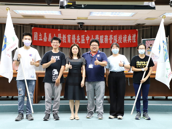 副學務長劉怡文(左3)、課外活動組陳宣汶組長(右3)與各社團授旗代表合影。