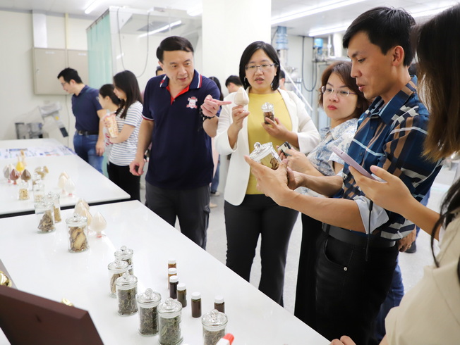  Chairwoman Hsin-I Chang and Prof. Chen Cheng-Nan from the NCYU Department of Biochemical Science and Technology introduced the extracted products to the guests of honor from NIMM, Vietnam.