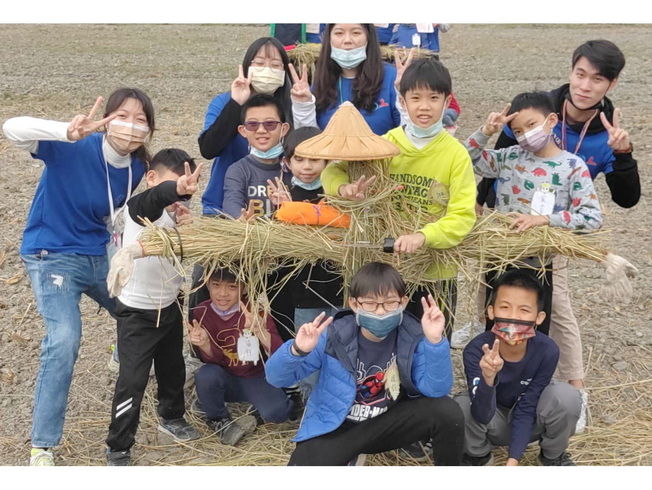 農藝志工與學童合力完成稻草人製作。（照片由主辦單位提供）(點擊左鍵可預覽大圖_另開新視窗)