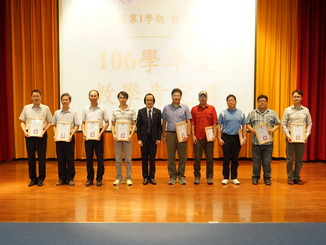 嘉大劉榮義副校長頒發「教學肯定獎」給得獎老師，點擊左鍵可預覽大圖(另開新視窗)
