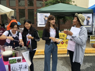The students of the NCYU Department of Foreign Languages introduced the local Marylanders to the grass jelly, an all-time favorite dessert for Taiwanese. 