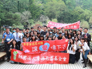 A group photo of Guang Yuan CEO Song Mei-Fen (second from left in the back row) and the participating teachers and students
