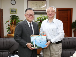 NCYU President Chyung Ay (left) presented a souvenir to Bruce Fuh (right), Director of the Southwestern Taiwan Office, Ministry of Foreign Affairs.