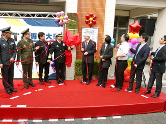 Admiral Pu Tze-chun, Military Strategy Advisor to the President (fifth from left), and NCYU President Chyung Ay (fifth from right) attended the unveiling ceremony. 