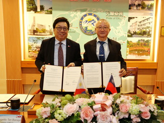 A group photo was taken after NCYU President Chyung Ay (first from right) signed an MOU with Angelito Tan Banayo, Chair of MECO in Taiwan (first from left).