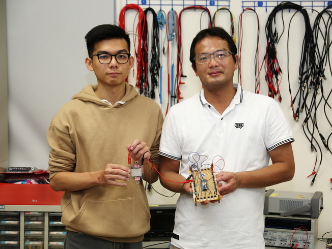 Advised by NCYU Department of Electrical Engineering Prof. Chiang Cheng-Ta, college student Jian Liang-Yu published “A Research on Replacing Synthetic Dyes with Dragon Fruits in Making Dye-sensitized Solar Cells” in an international journal.